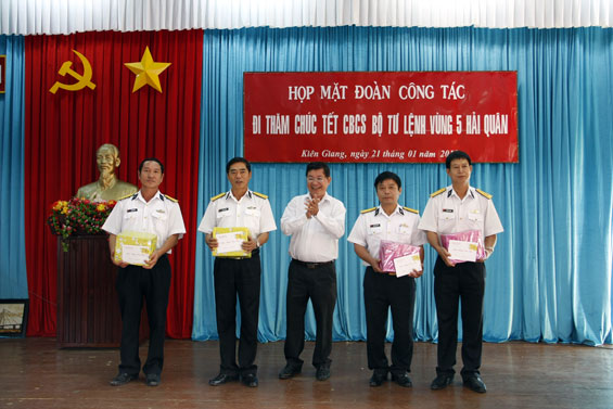 ຄະນະປະຕິບັດງານ ບັນດາແຂວງ, ນະຄອນ ຢ້ຽມຢາມ ແລະ ອວຍພອນປີໃໝ່ພະນັກງານ, ນັກຮົບທະຫານເຮືອເຂດ 5